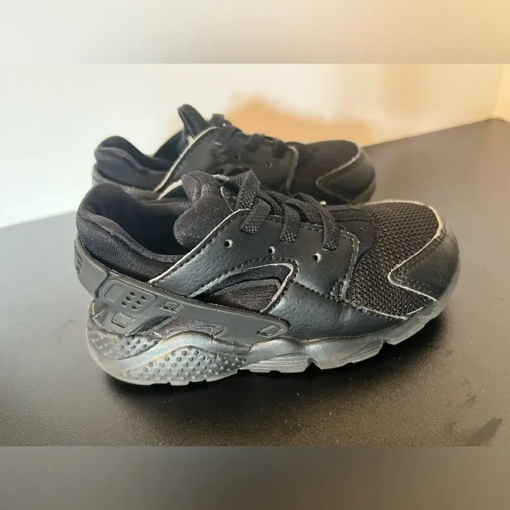 NIKE BOYS HUARACHE SNEAKERS SIZE 9